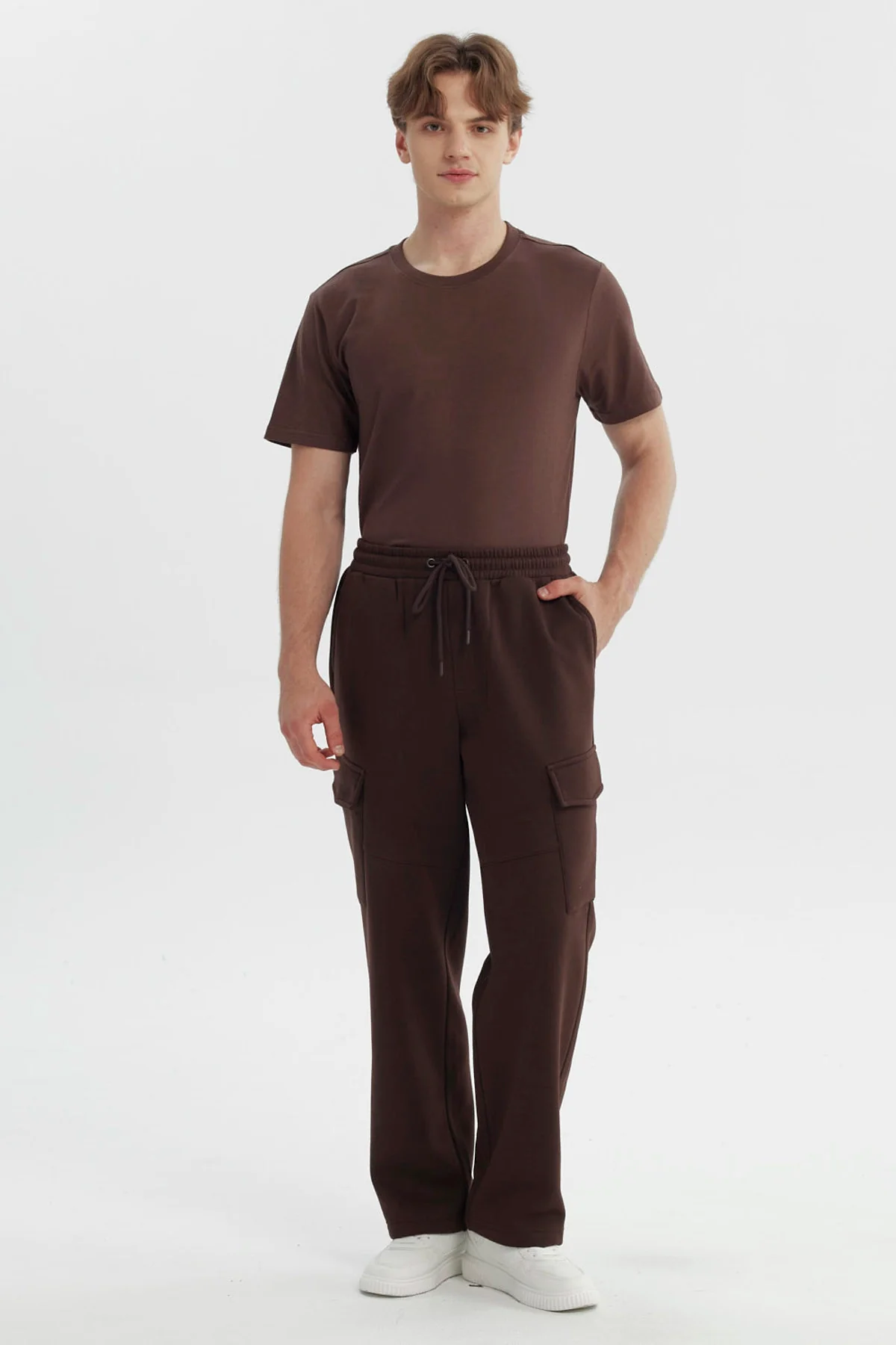 Pantalón Buzo Hombre Calce Recto Chocolate - Image 4