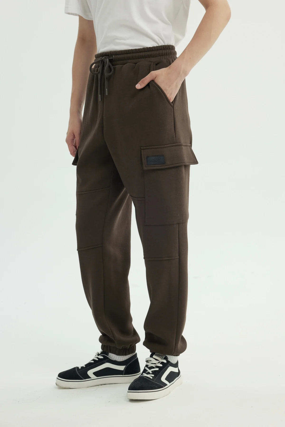 Pantalón Buzo Hombre Calce Recto Marron - Image 2