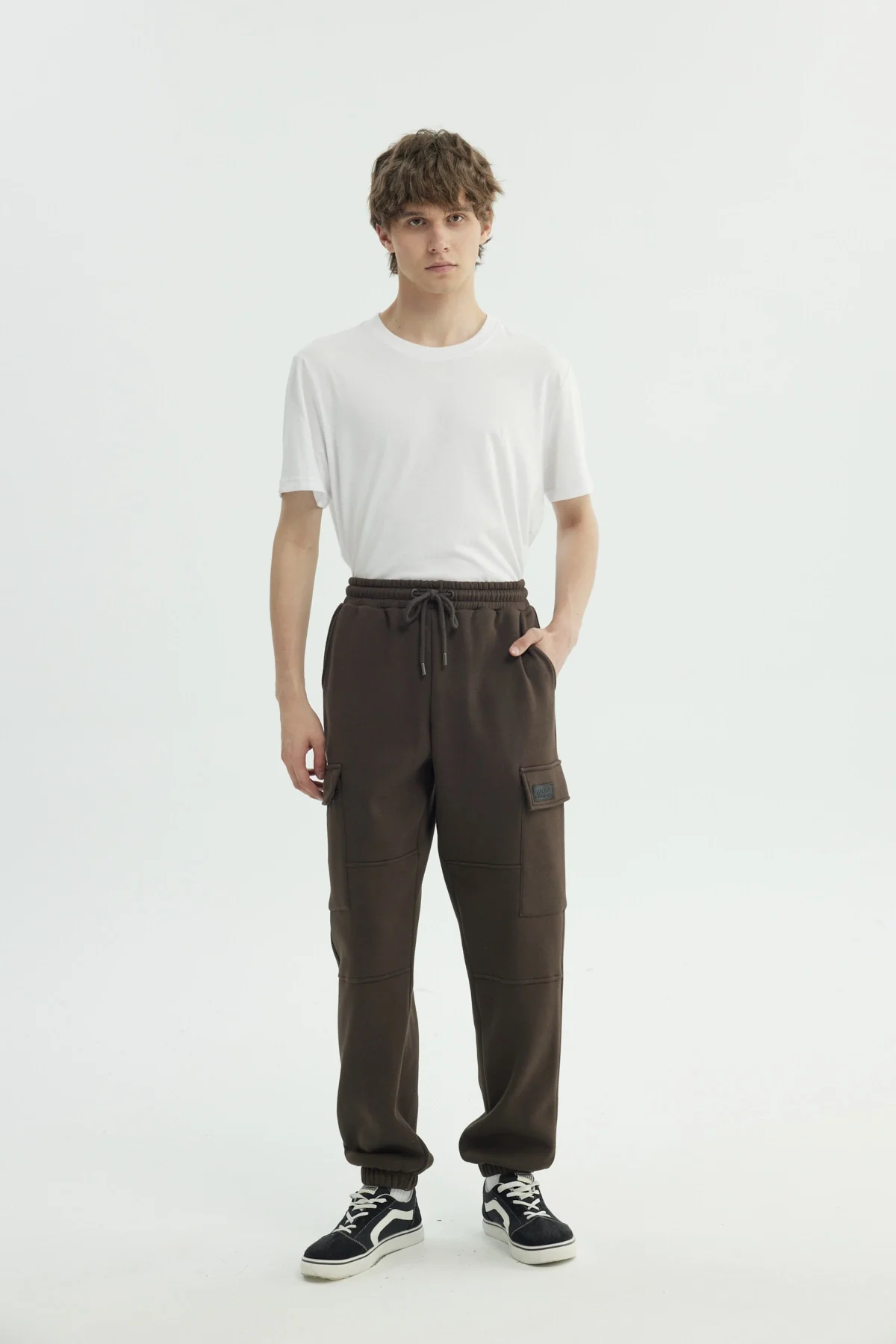 Pantalón Buzo Hombre Calce Recto Marron - Image 4