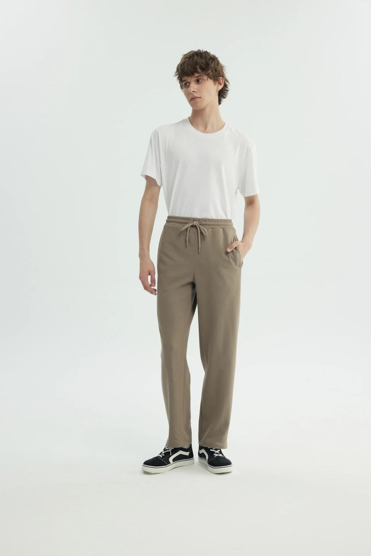 Pantalón Buzo Hombre Slim Kaki - Image 4