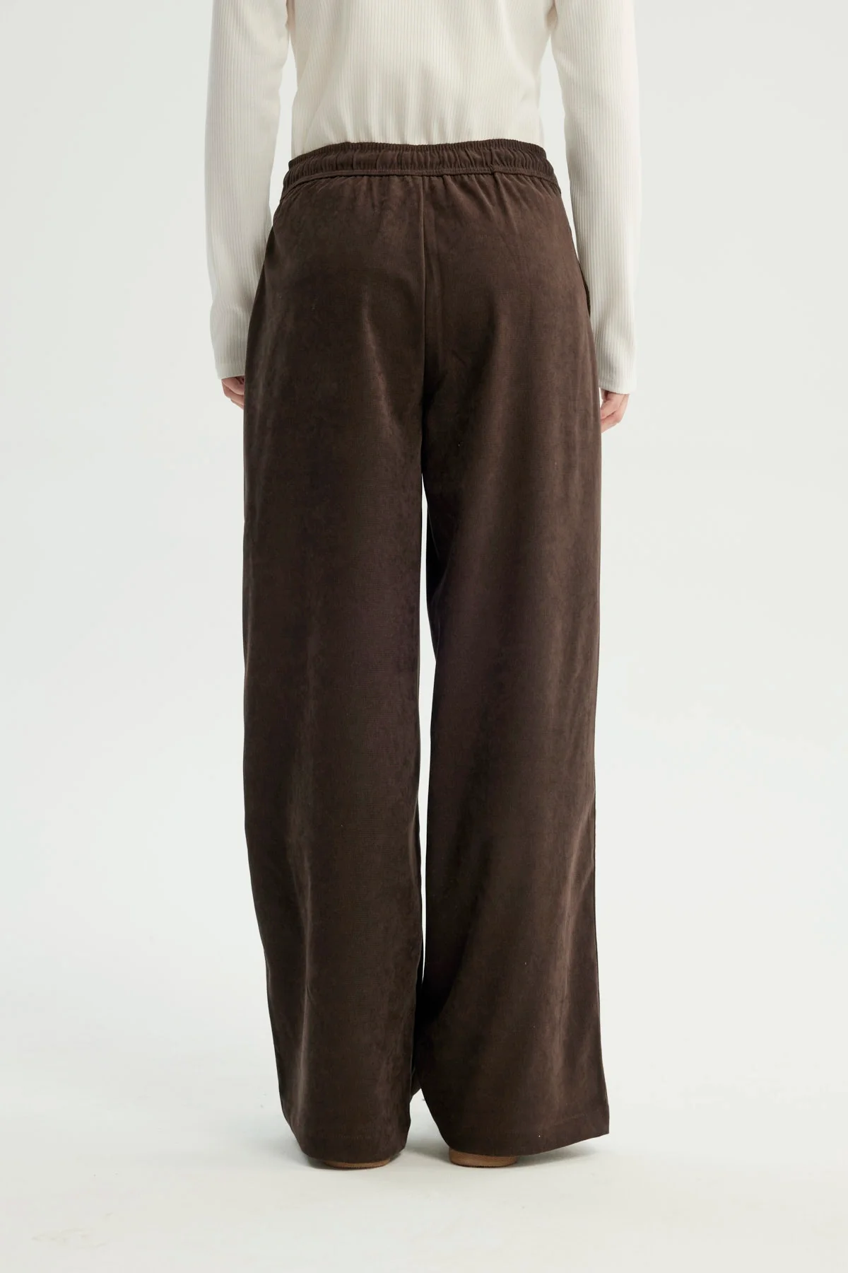 Pantalón Buzo Mujer Calce Recto Chocolate - Image 3