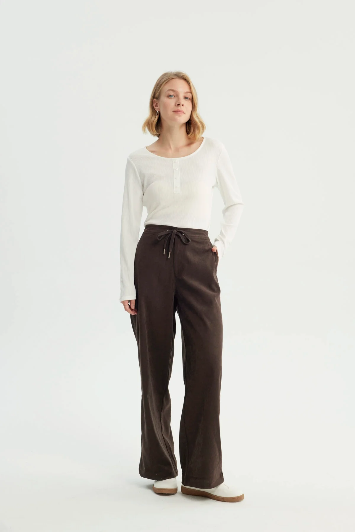 Pantalón Buzo Mujer Calce Recto Chocolate - Image 4