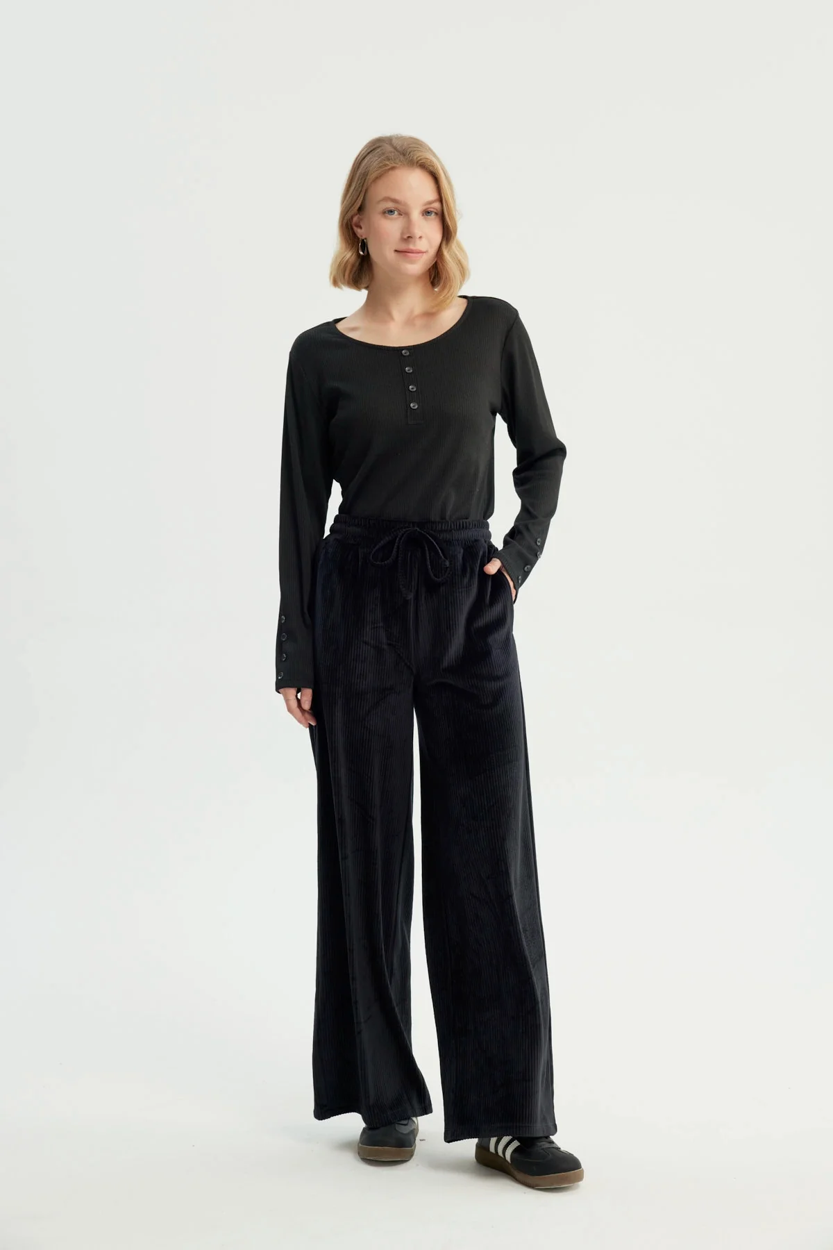 Pantalón Buzo Mujer Wide Leg Negro - Image 4