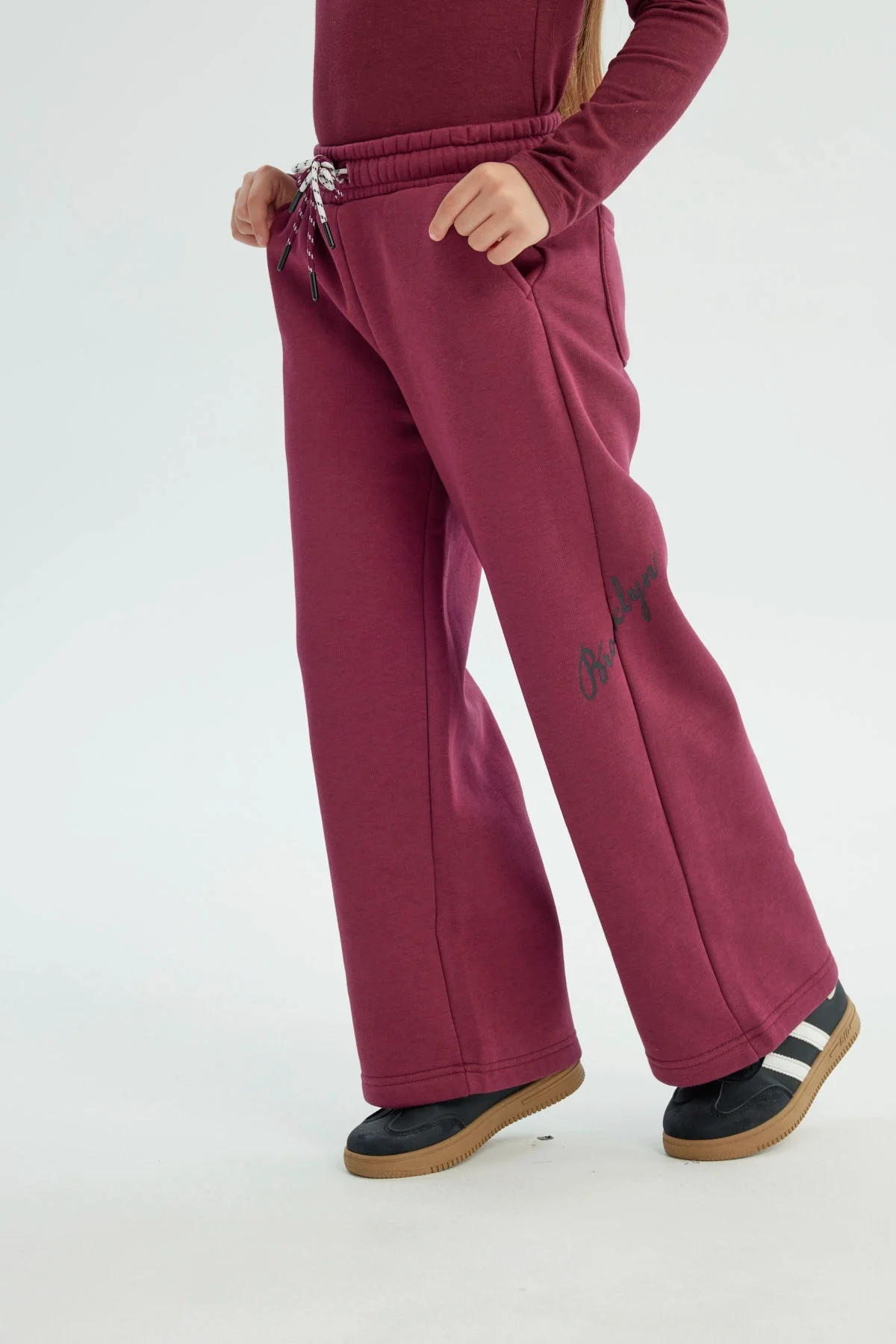 Pantalón Buzo Niña Amplio Burdeo - Image 2