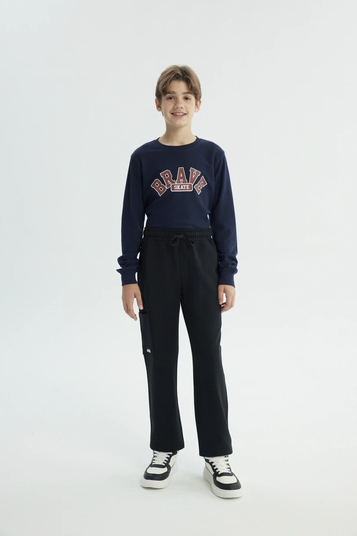 Pantalón Buzo Niño Pitillo Negro - Image 4