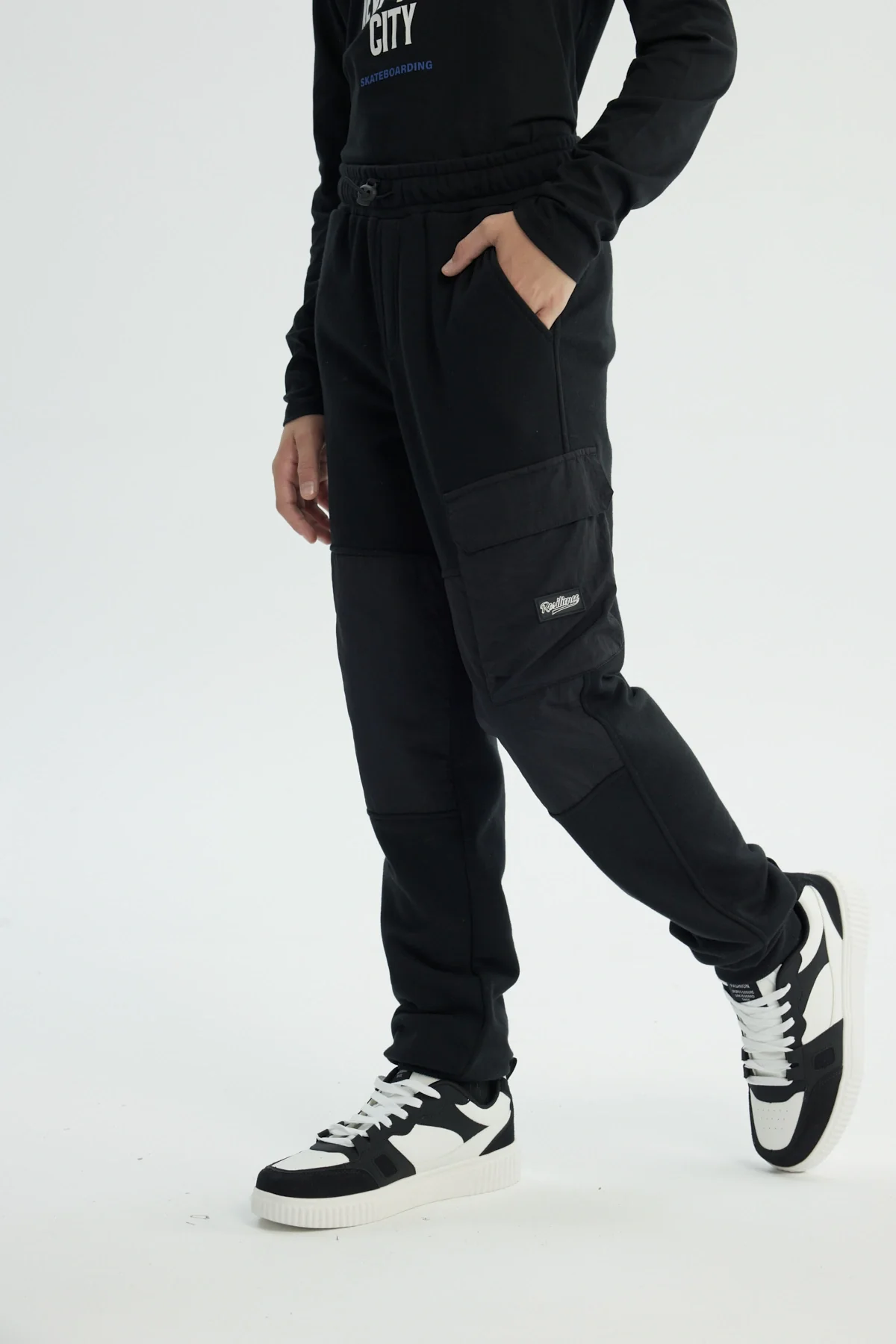 Pantalón Buzo Niño Pitillo Negro - Image 2