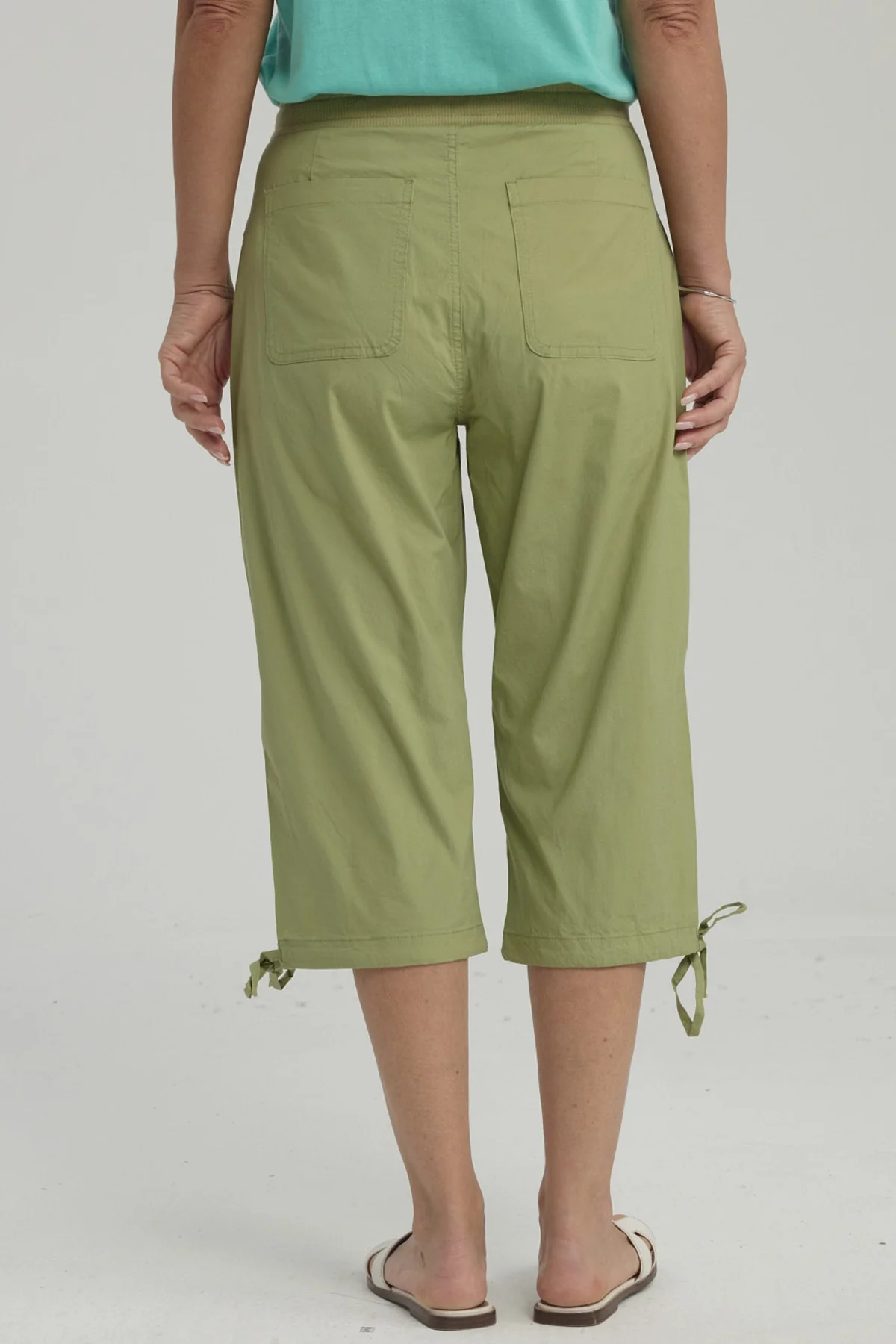 Pescador Mujer Con Cortes Y Apertura Verde Claro - Image 3