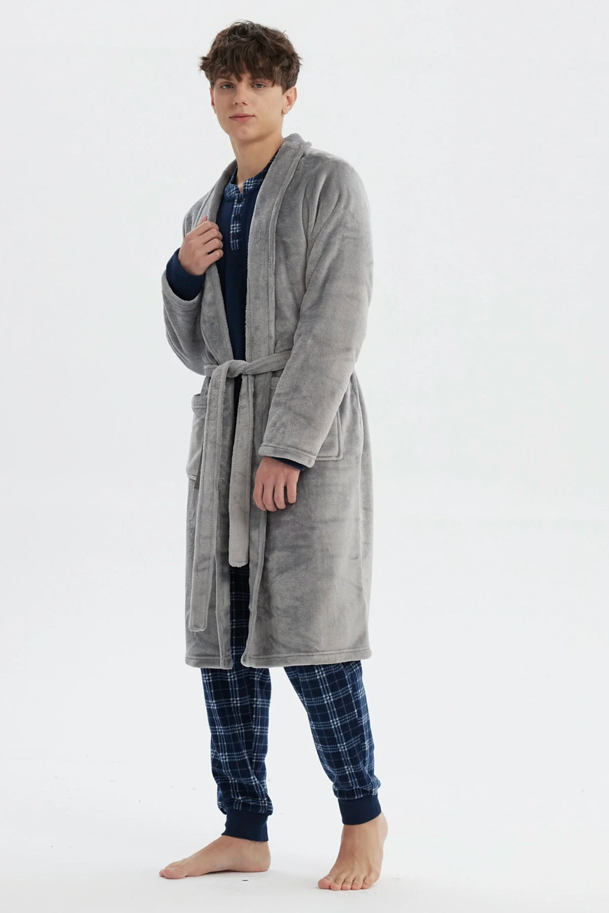 Bata Hombre Cuello V Gris - Image 3