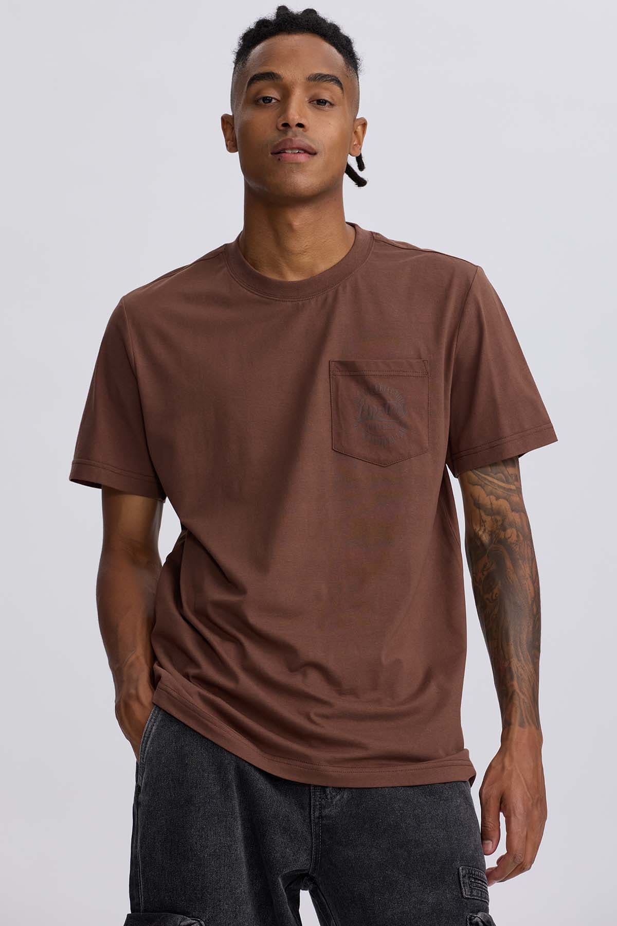 Polera Hombre Bolsillo Contraste Chocolate