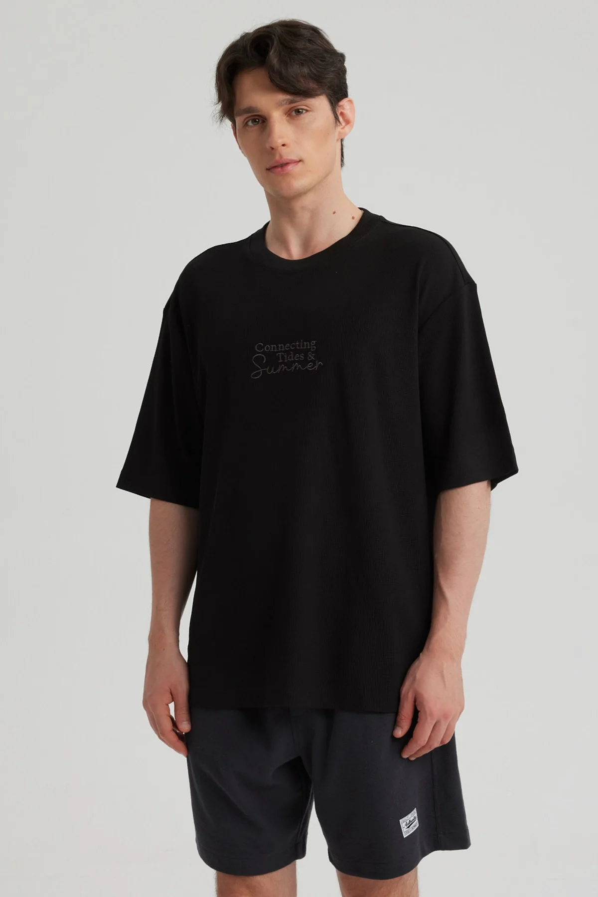 Polera Hombre Oversize Bordada Negro - Image 2
