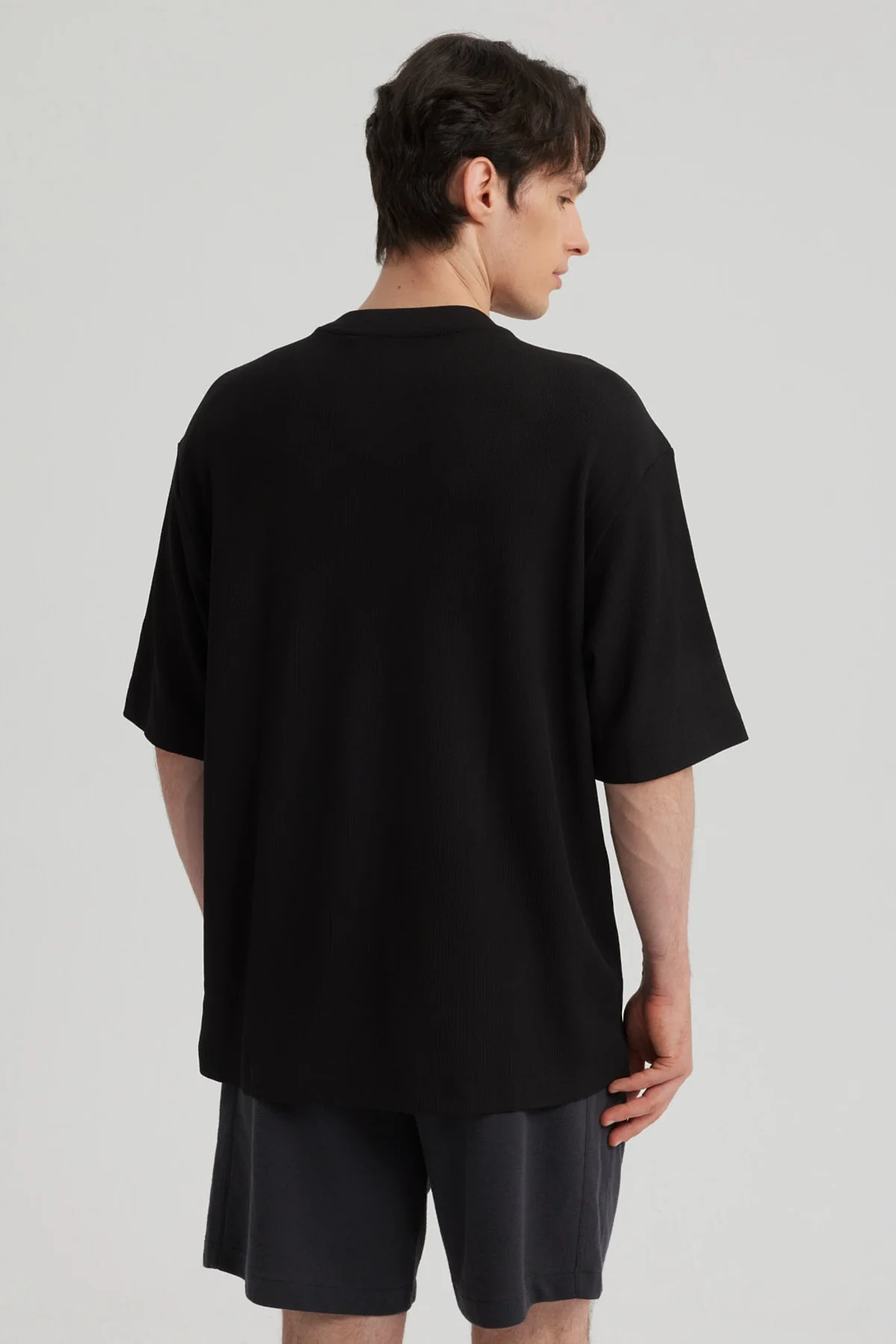 Polera Hombre Oversize Bordada Negro - Image 3
