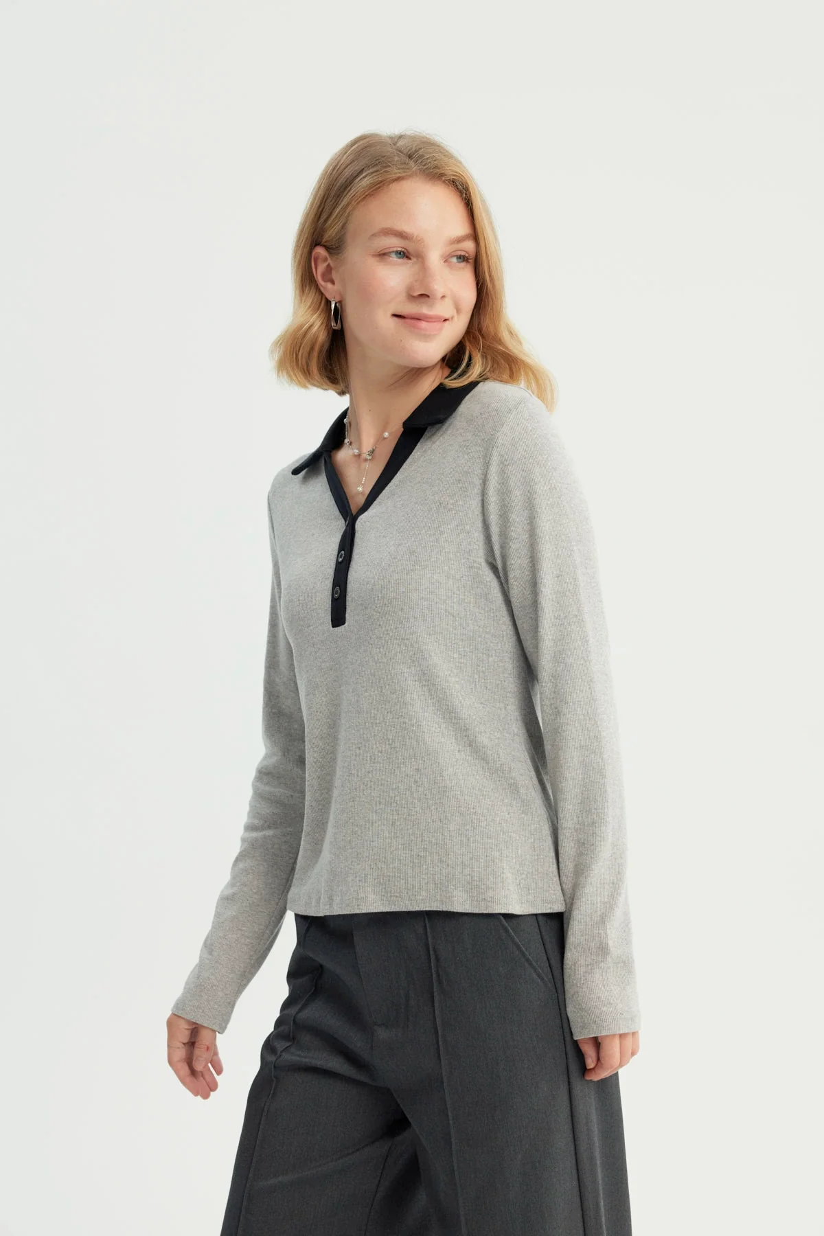 Polera Mujer Ajustada Cuello Polo Gris Melange - Image 2