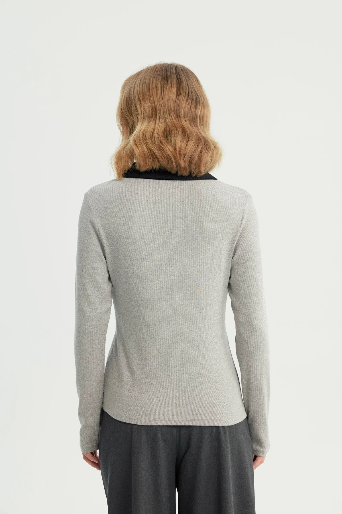 Polera Mujer Ajustada Cuello Polo Gris Melange - Image 3
