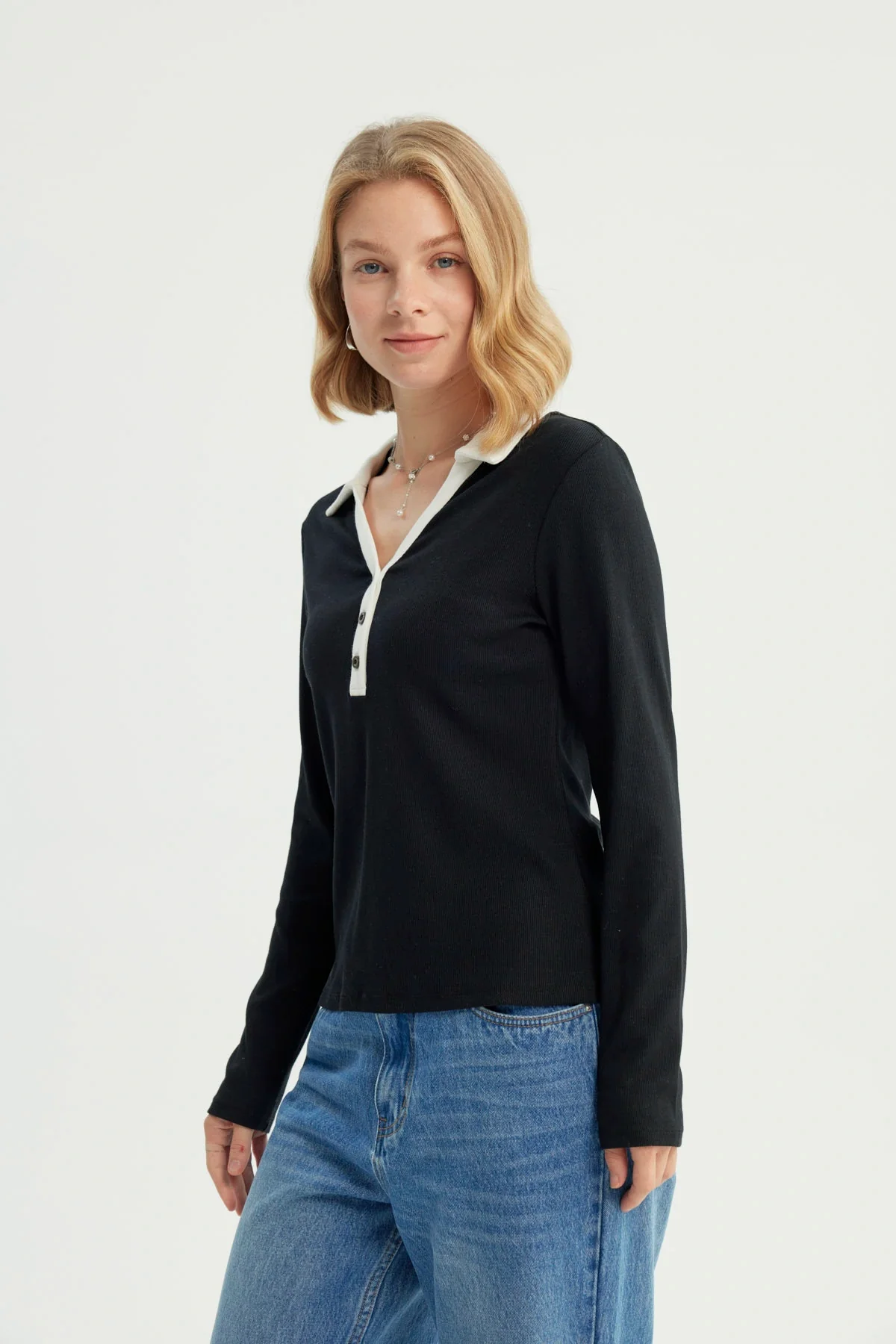 Polera Mujer Ajustada Cuello Polo Negro - Image 2
