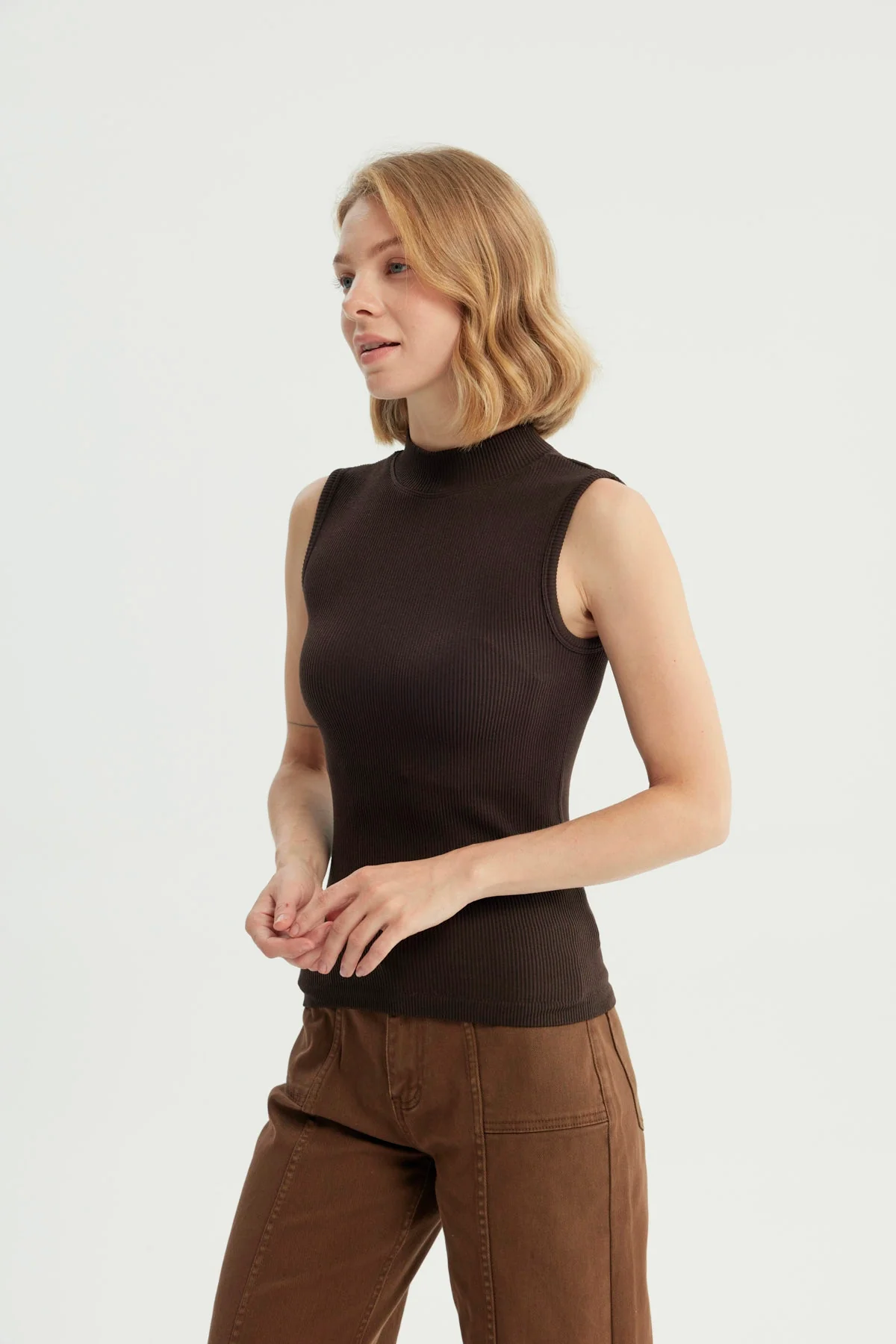 Polera Mujer Ajustada Sin Mangas Chocolate - Image 2