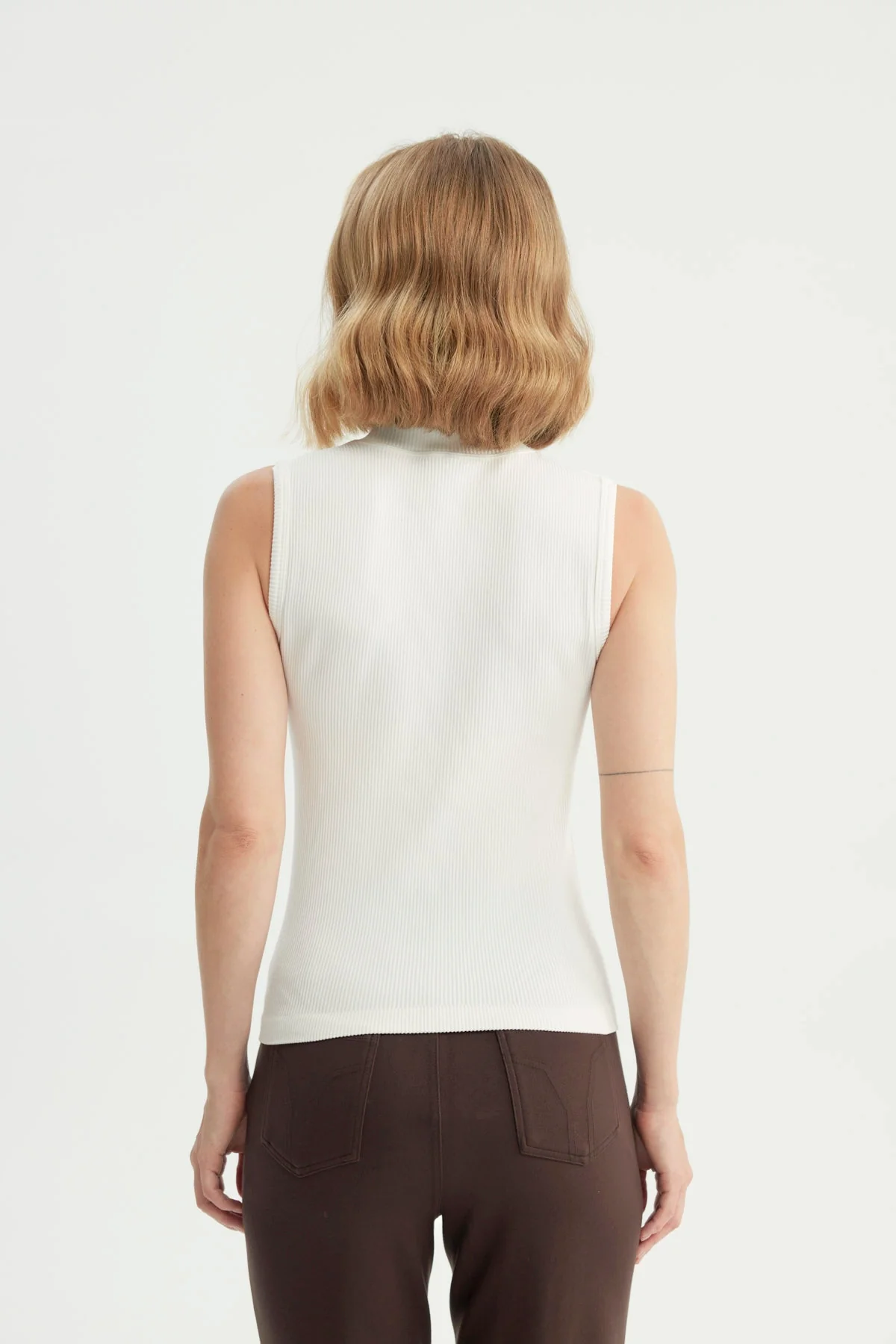 Polera Mujer Ajustada Sin Mangas Crudo - Image 3