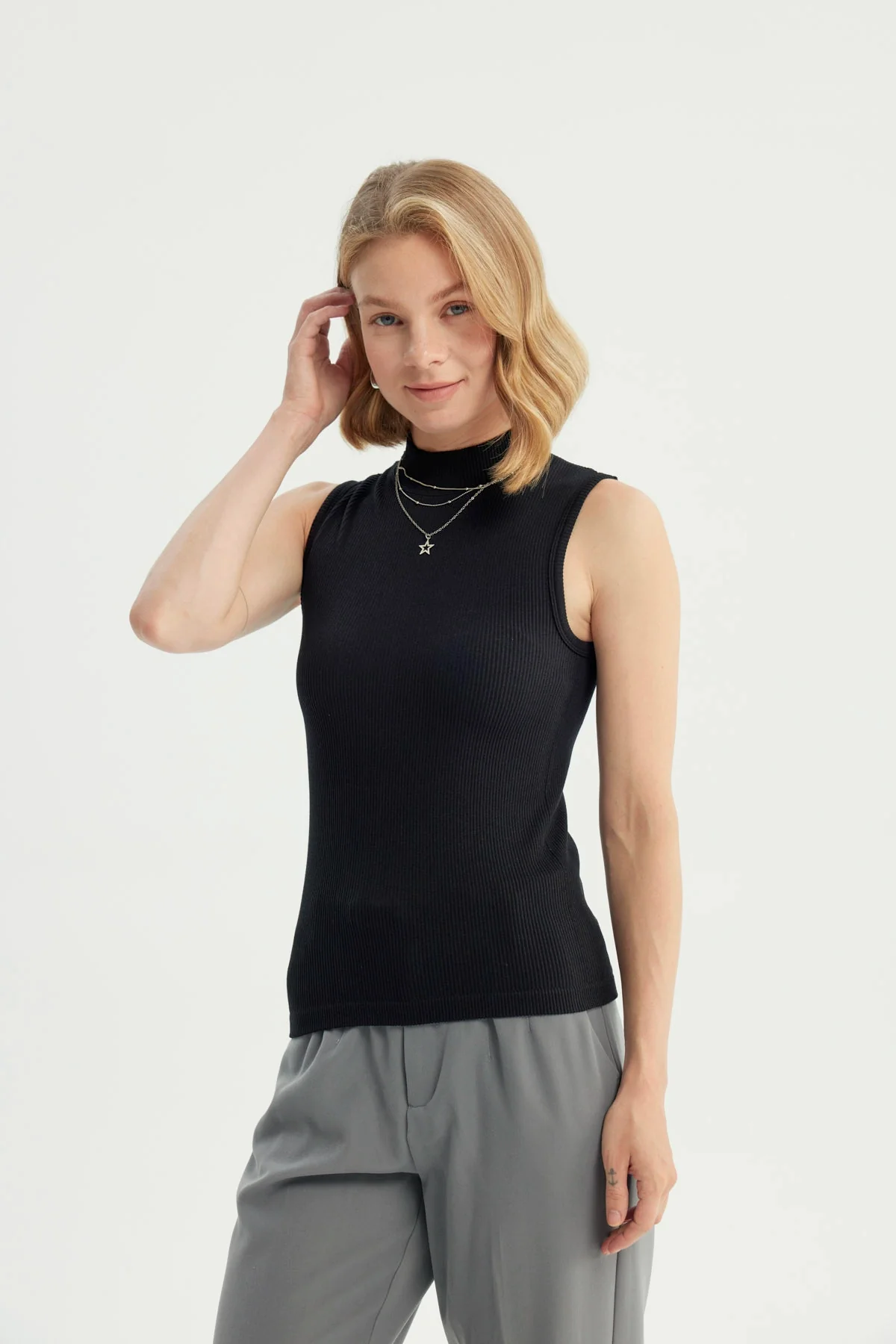 Polera Mujer Ajustada Sin Mangas Negro - Image 2