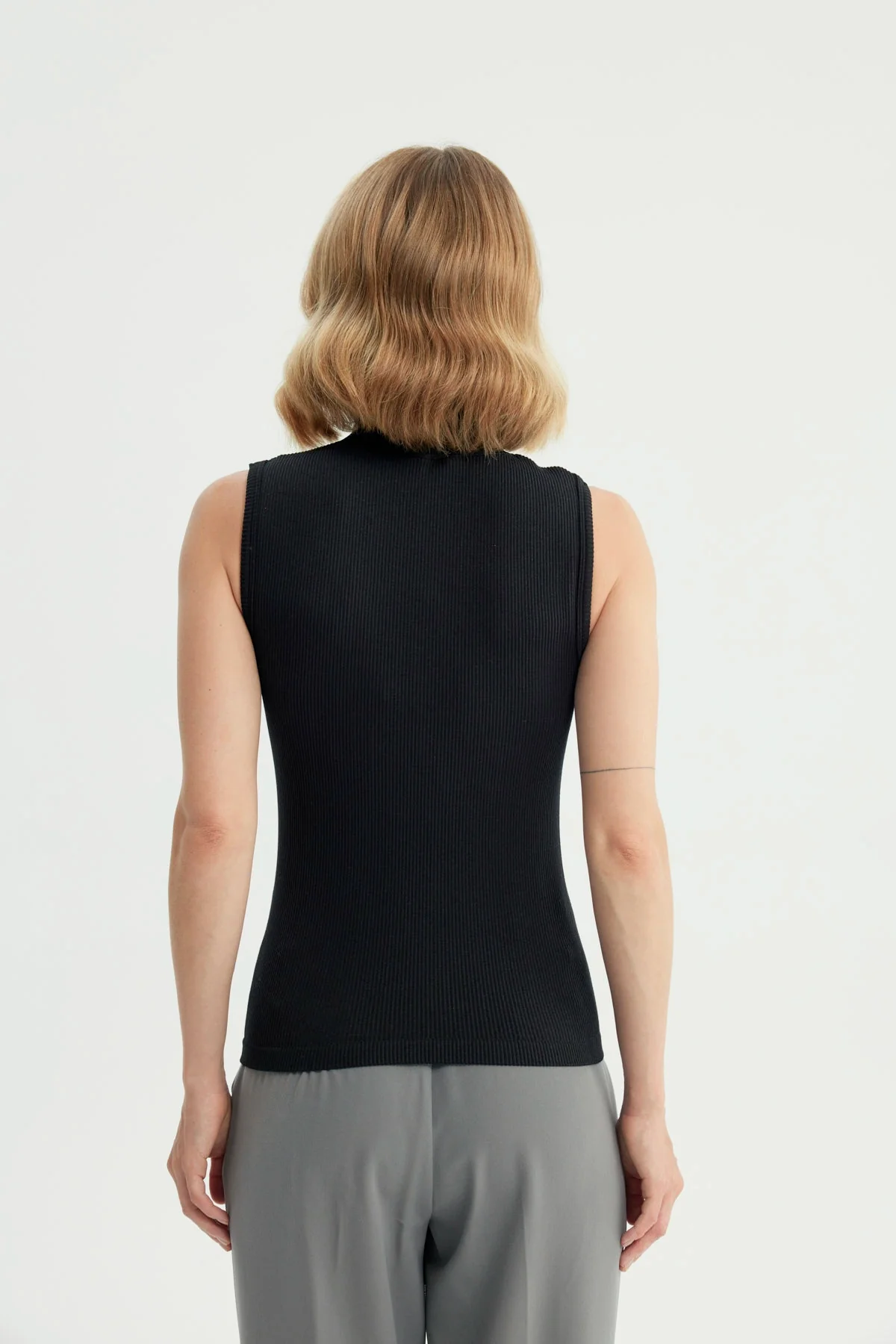 Polera Mujer Ajustada Sin Mangas Negro - Image 3