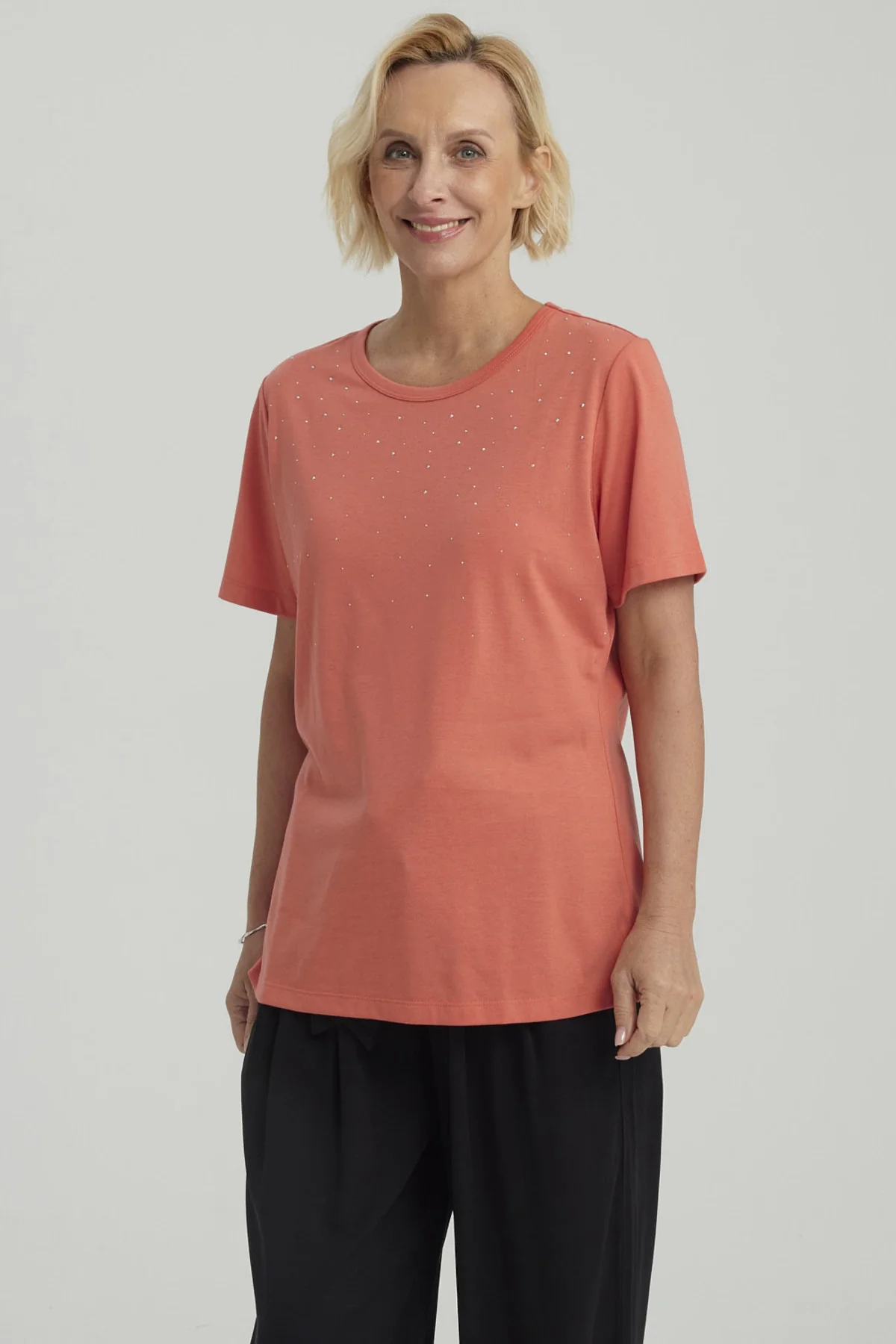 Polera Mujer Con Tachas Terracota - Image 2