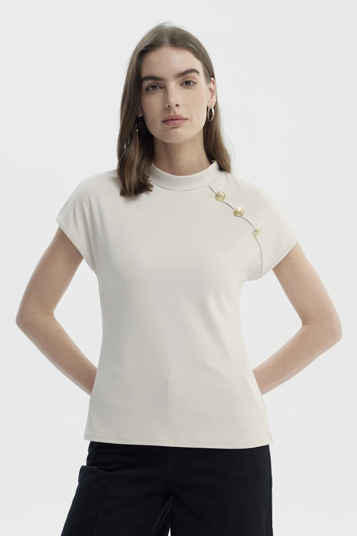Polera Mujer Cuello Alto Con Aplicación Arena