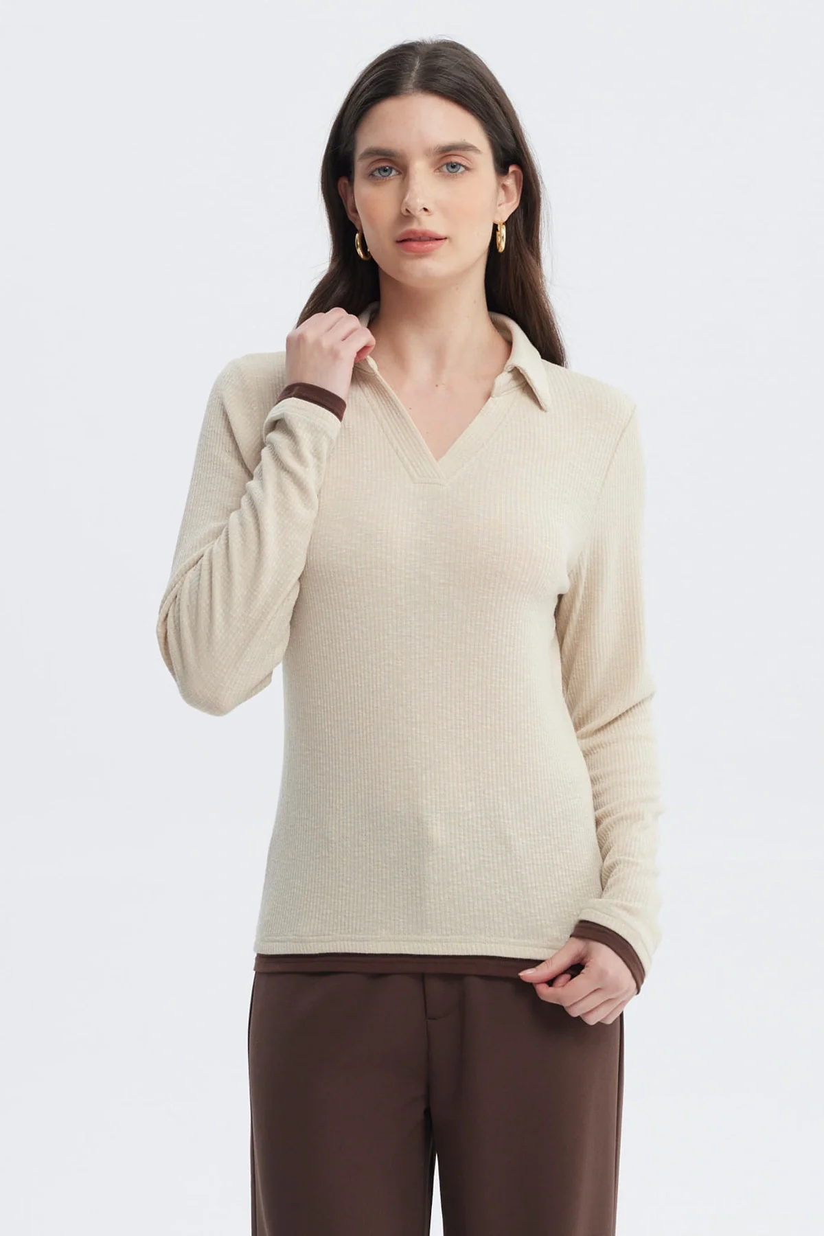 Polera Mujer Slim Cuello Camisero Arena