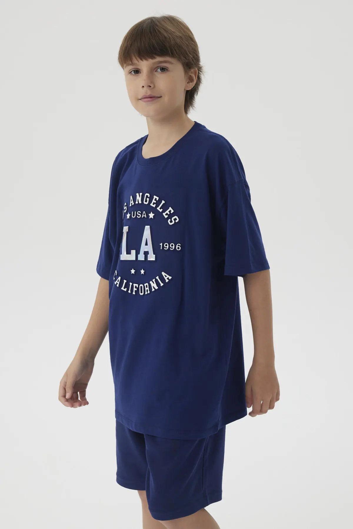 Polera Niño College Print 3D Azul Oscuro