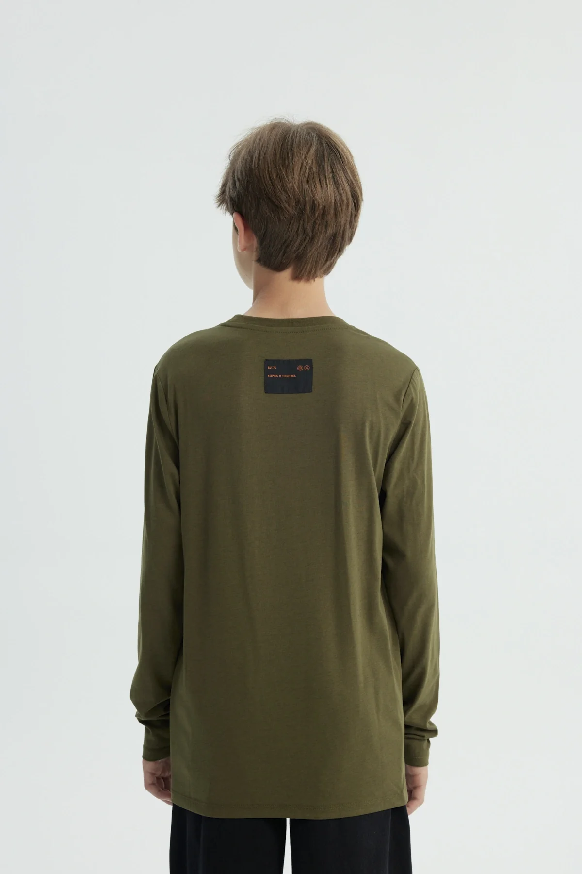 Polera Niño Regular Verde Militar - Image 3