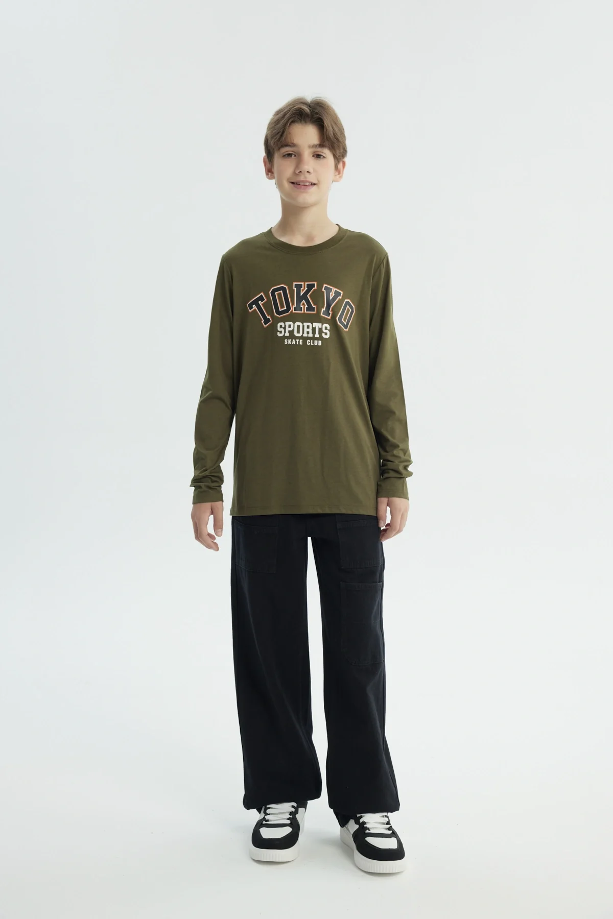 Polera Niño Regular Verde Militar - Image 4