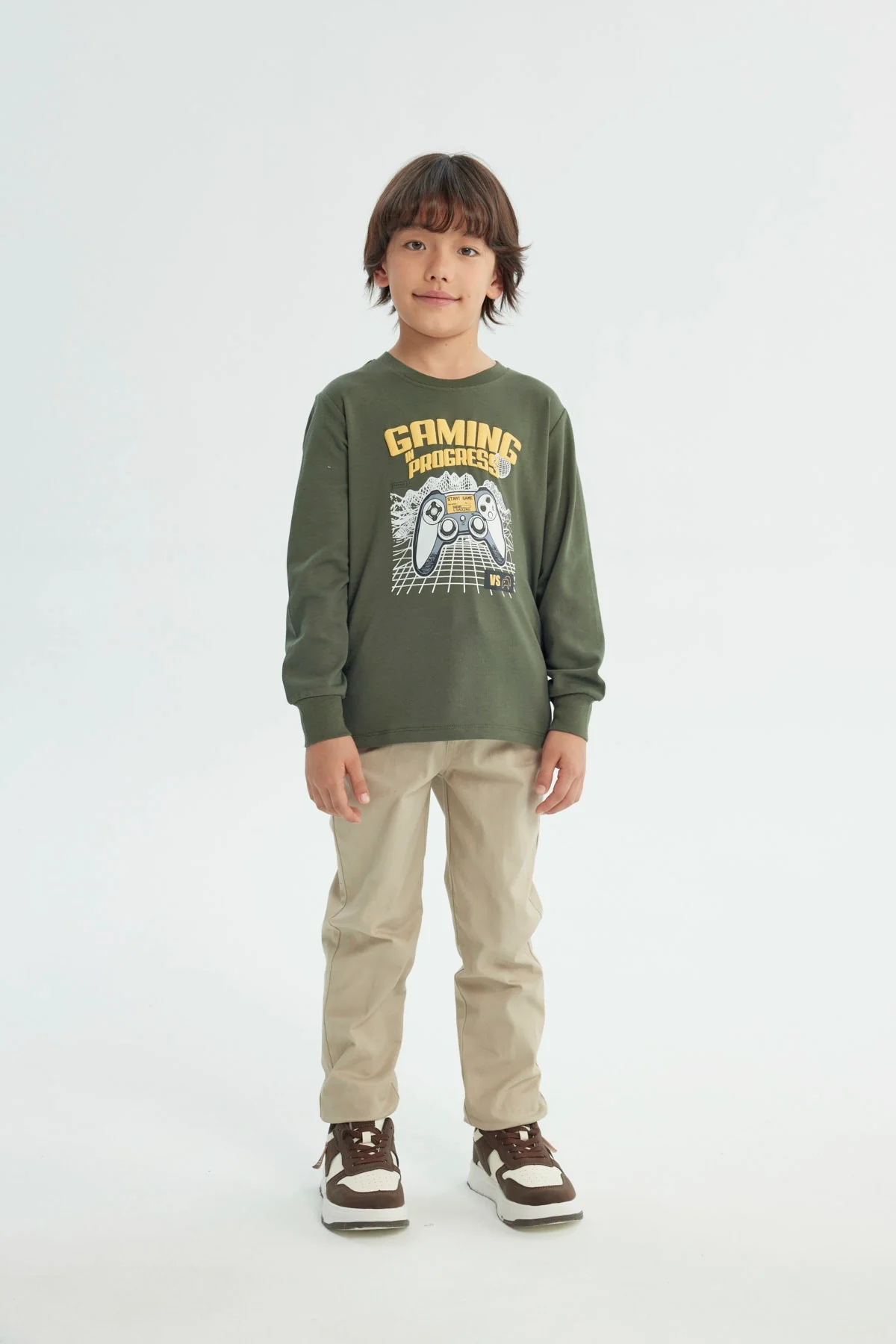 Polera Niño Regular Verde Militar - Image 4