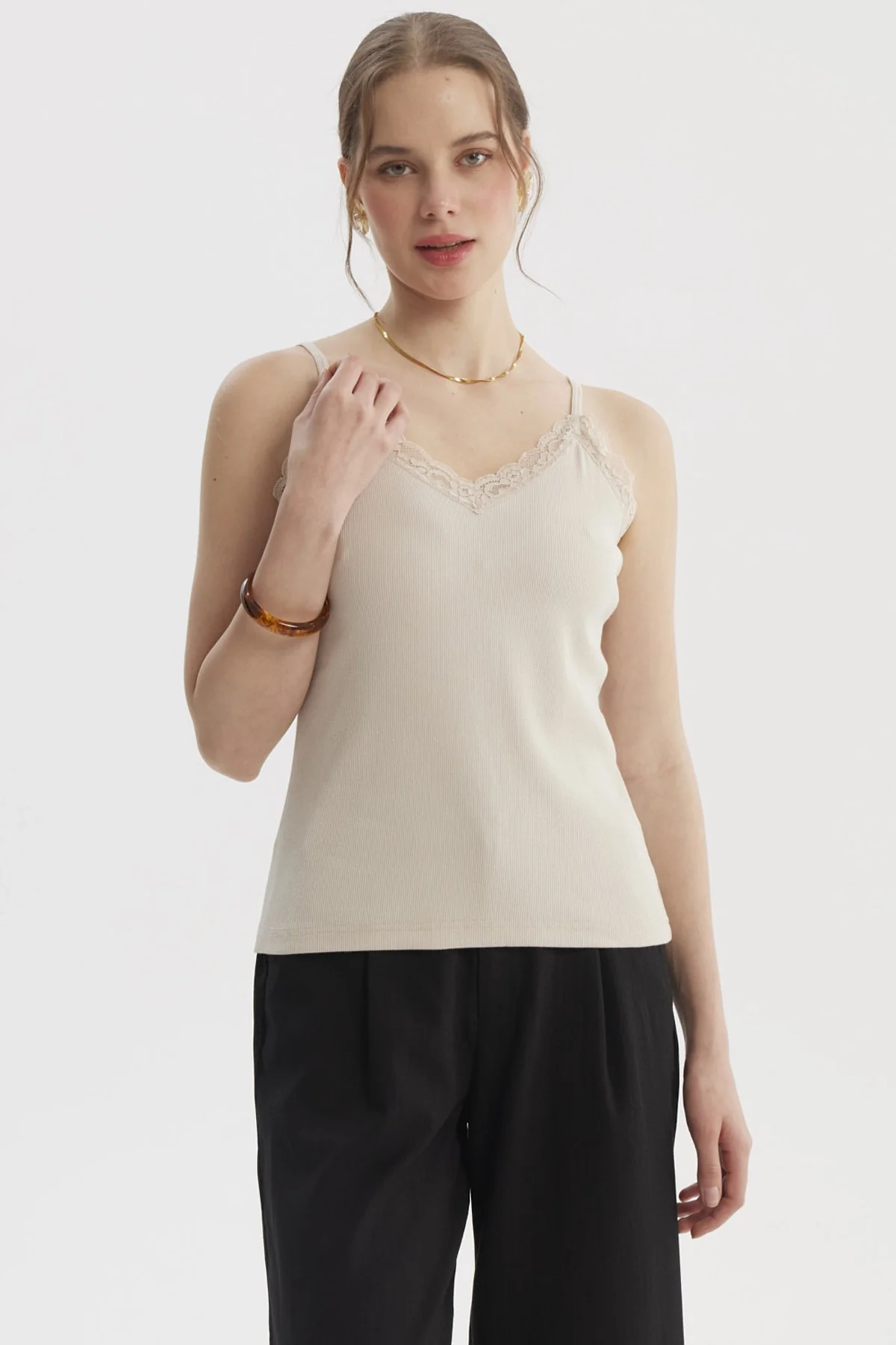 Polera Peto Mujer Pabilo Escote Con Encaje Beige