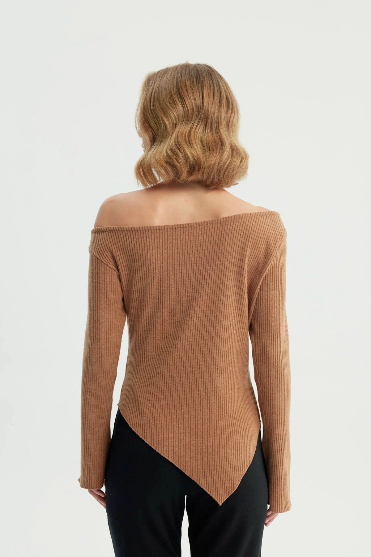 Sweater Mujer Con Faldón Camel - Image 3