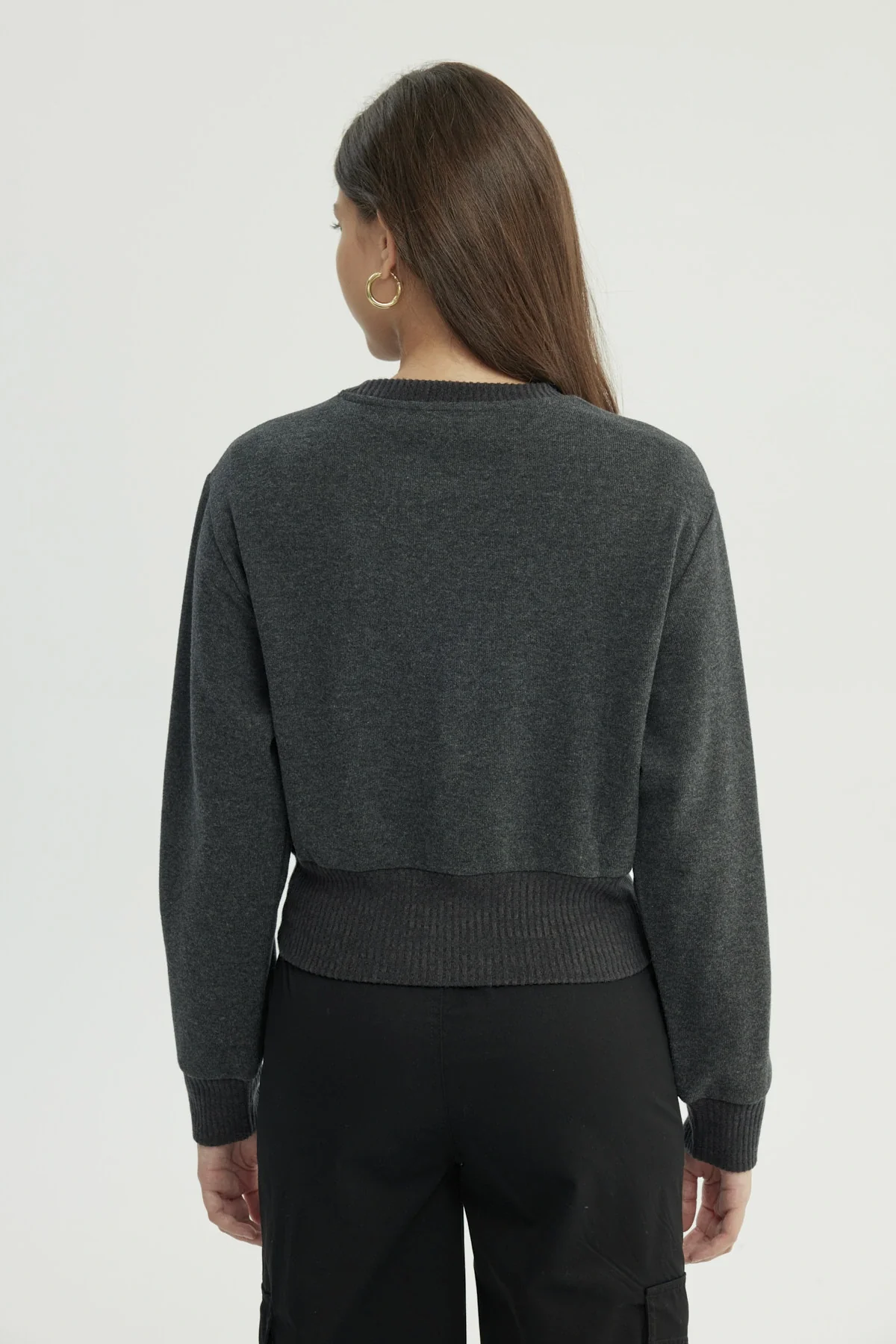 Sweater Mujer Regular Gris Oscuro - Image 3