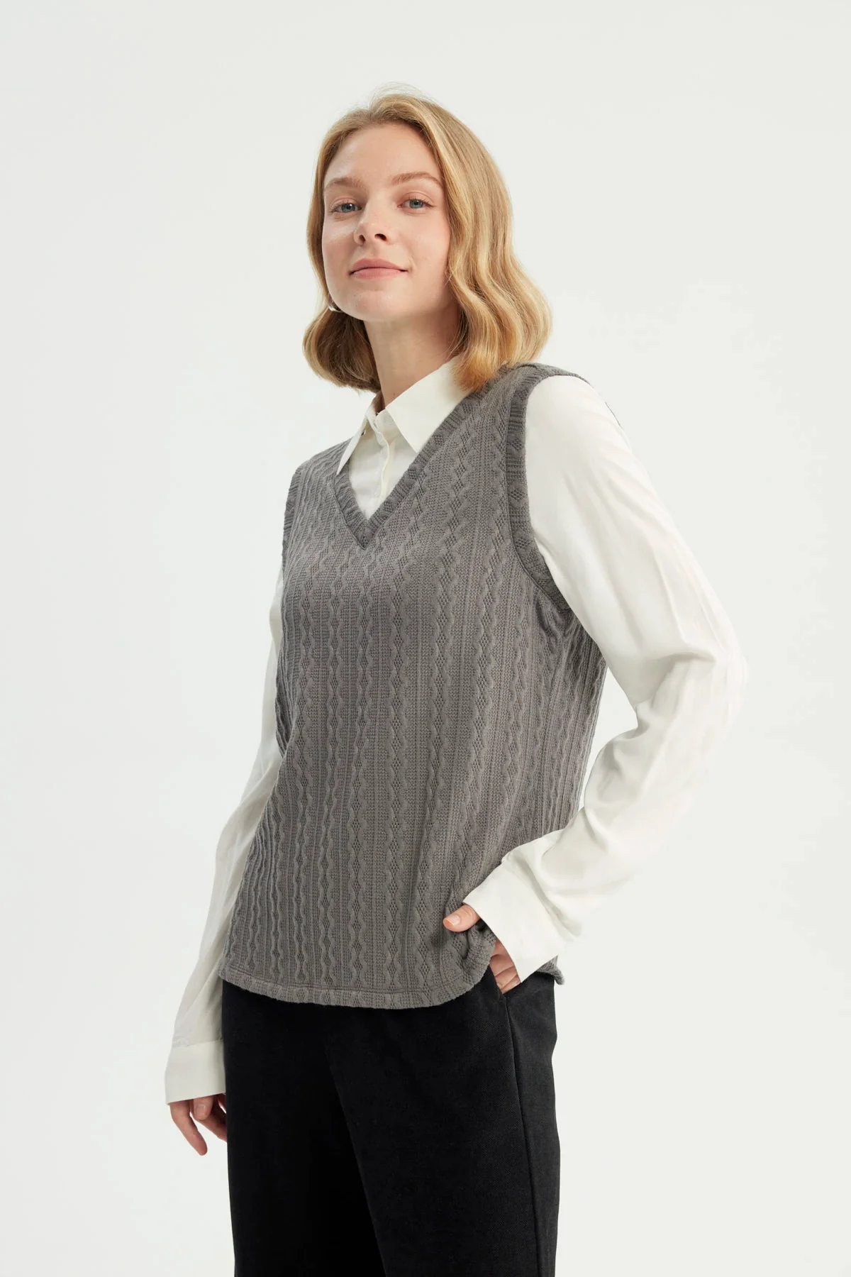 Sweater Mujer Regular Gris Oscuro - Image 3